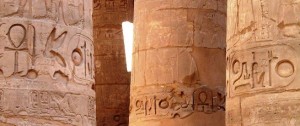 Большие колонны в храме египетской деревни Карнак