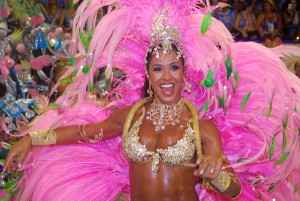 Перья и драгоценные камни являются самыми модными украшениями на карнавале в Рио